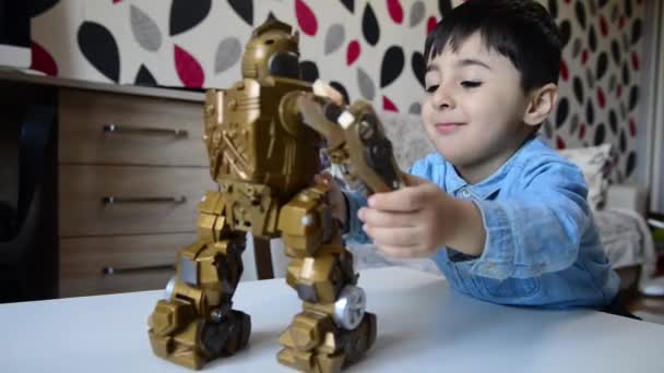 Porträt Kleiner Junge Der Hause Wohnzimmer Mit Roboterspielzeug Spielt Moderne — Stockvideo