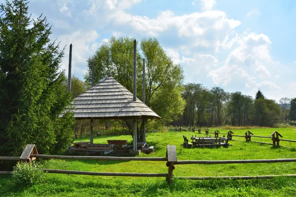 Tables de pique-nique en montagne — Photo