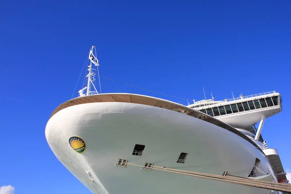 Cruise ship in Antigua — Stock Photo, Image