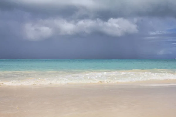 Райский пляж в Антигуа — стоковое фото