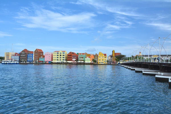 Primera línea de mar con puerto y casas de colores en Willemstad, Curazao —  Fotos de Stock