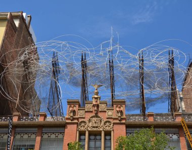  Antoni Tapies Barcelona'da heykeli