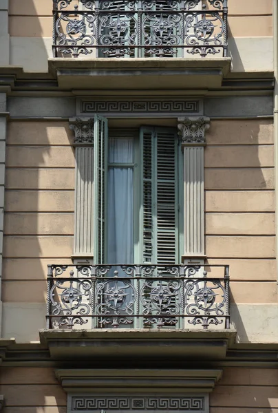 Окно и балкон в Барселоне — стоковое фото