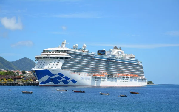 Royal Princess navio em Dominica — Fotografia de Stock