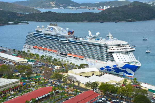 Royal Princess cruise ship w Saint Thomas — Zdjęcie stockowe