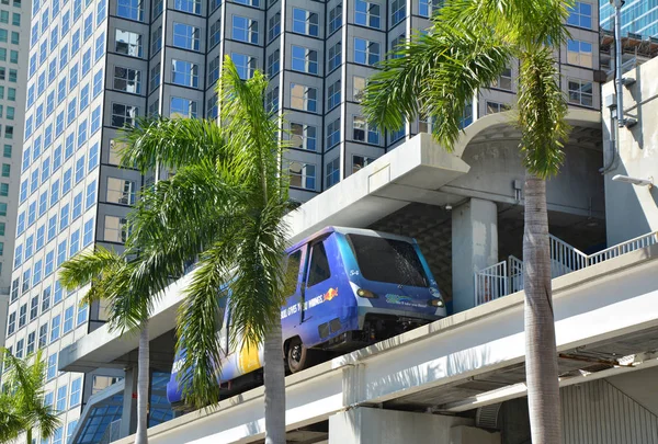 Tren Metromover en el centro de Miami — Foto de Stock