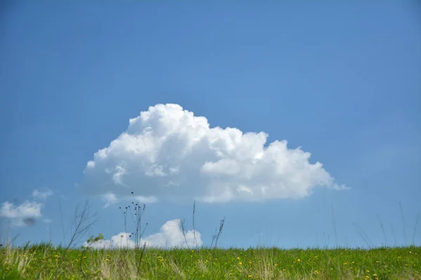 Perfecte wolk op blauwe hemel — Stockfoto
