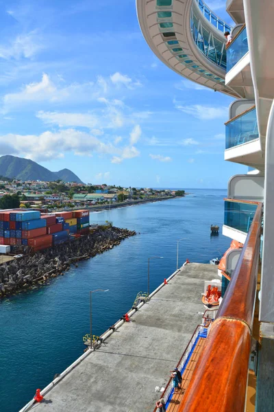 Royal Princess navio ancorado em Dominica — Fotografia de Stock