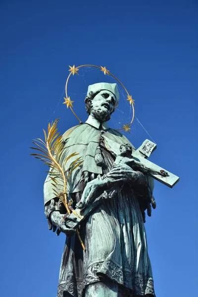 Ιωάννη του Νέπομουκ άγαλμα στην Πράγα — Φωτογραφία Αρχείου