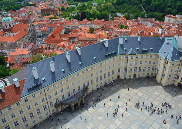 Uitzicht vanaf de St. Vitus kathedraal in Praag — Stockfoto