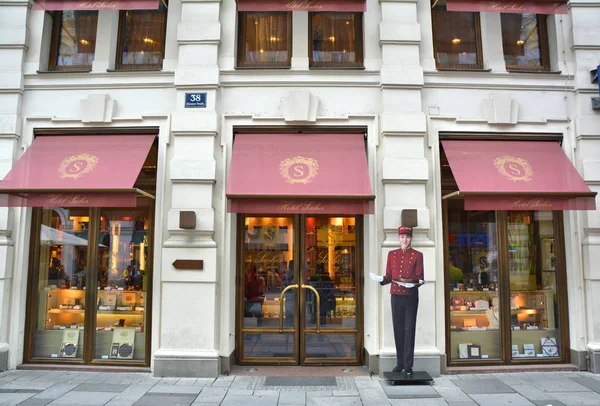 Entrance to the Hotel Sacher cafe — Stock Photo, Image