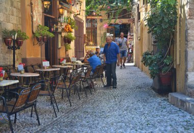 Rhodes Caddesi üzerinde açık kafe