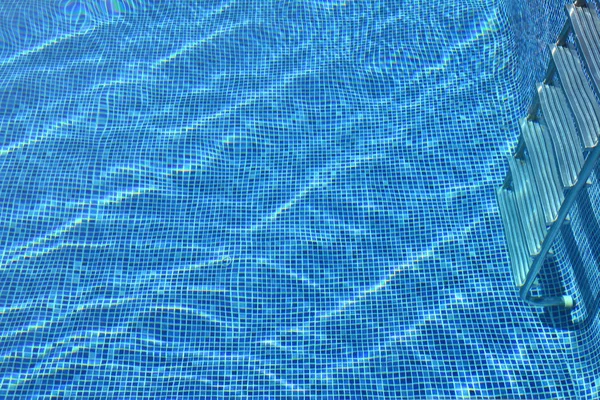 Acqua limpida in piscina — Foto Stock