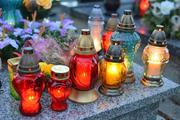 Candles on grave — Stock Photo, Image