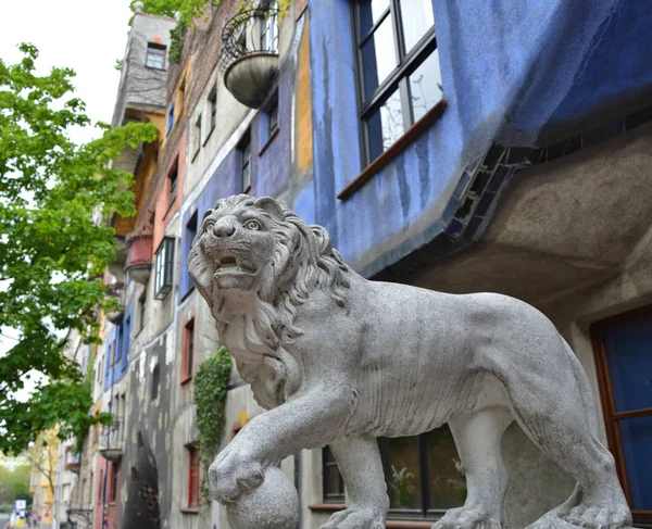 Estátua do leão e marco em Viena — Fotografia de Stock