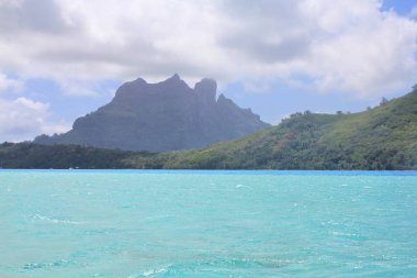 Mount Otemanu Bora Bora Adası üzerinde denizden görüntülemek