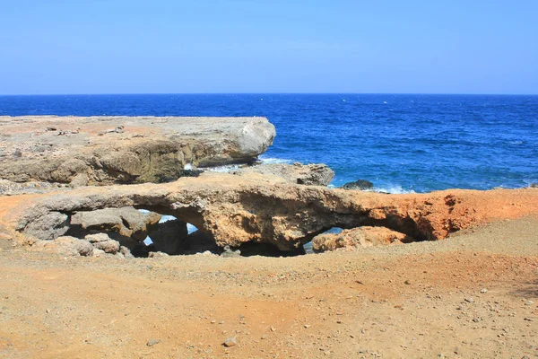 Formación de puentes naturales de piedra caliza de coral en la costa de la isla de Aruba — Foto de Stock