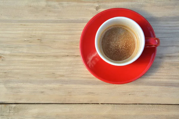 Schwarzer Kaffee in roter Tasse — Stockfoto