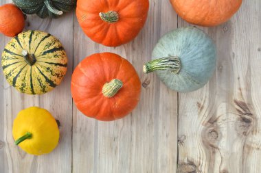 Squashes ve kabaklar ahşap arka plan üzerinde