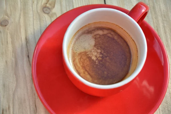 Черный кофе в красной чашке кофе — стоковое фото