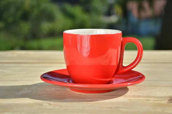 Koffie in rode kop in tuin — Stockfoto