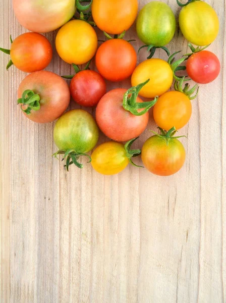 Bunte hausgemachte Kirschtomaten — Stockfoto