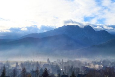 Sonbahar sabahı Zakopane ve Tatra dağlarının puslu manzarası.