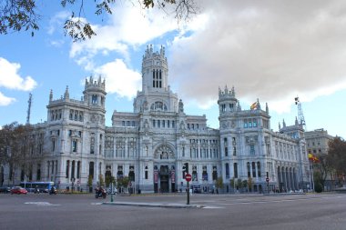 Madrid 'deki amous Palacio de Cibeles (Cibeles Sarayı) ve Palacio de Telecomunicaciones.