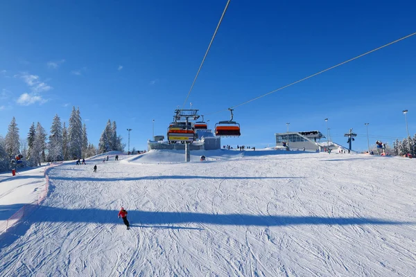 View from the ski lift on the ski slope in popular winter resort Kotelnica Bialczanska. — Stock Photo, Image