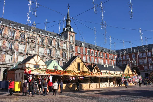 Madrid Plaza Belediye Başkanı 'nda Noel pazarları duruyor İspanya. — Stok fotoğraf