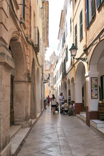 Wąska uliczka w Ciutadella de Menorca. — Zdjęcie stockowe