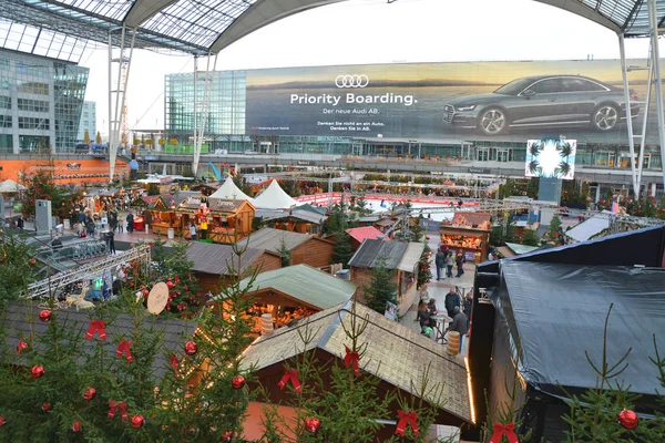 Mercado de Navidad al aire libre puestos en el aeropuerto internacional de Munich en Alemania — Foto de Stock