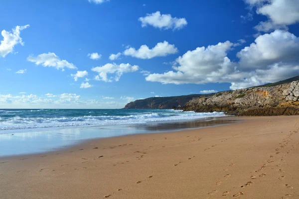 Praia junto ao Oceano Atlântico em Portugal . — Fotografia de Stock