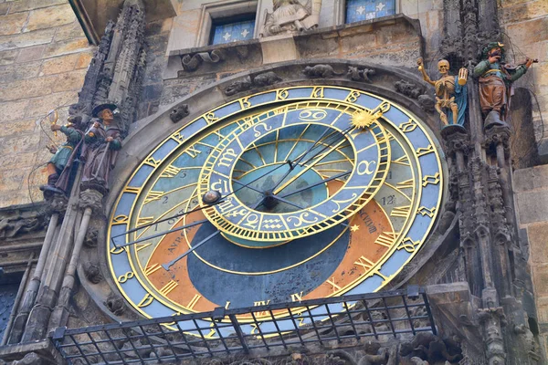 Αστρονομικό περίτεχνο ρολόι στο Δημαρχείο στην πλατεία της παλιάς πόλης Πράγα — Φωτογραφία Αρχείου