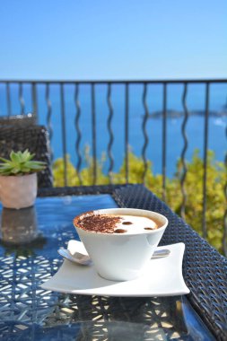 Eze Köyü manzaralı kafede kapuçino kahvesi..