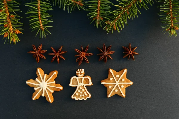クリスマスクッキー スターアニスとモミの枝自然装飾 — ストック写真