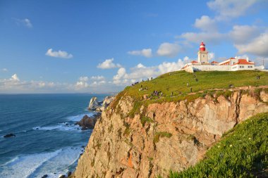 Portekiz 'deki Cabo da Roca pelerini ve deniz feneri. Avrupa kıtasının günbatımında en batı noktası..