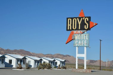 Amboy, Ca, Usa - 27 Mart 2018: Amboy, Kaliforniya 'daki Route 66' da Roy 's Motel ve Kafe.