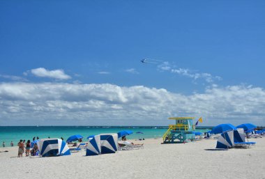 Miami Beach, Usa - 18 Mart 2017: Atlantik Okyanusu kıyısındaki Miami Sahili 'nde renkli cankurtaran kulesi.