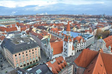 Münih, Almanya - 26 Kasım 2017: Almanya 'nın Münih kentinin tarihi çatı manzarası.