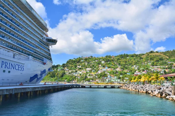 Ντομίνικα Καραϊβική Μαρτίου 2017 Πριγκίπισσα Βασιλικό Πλοίο Ελλιμενίζεται Στο Λιμάνι — Φωτογραφία Αρχείου