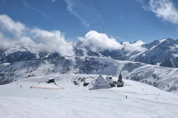 蒂罗尔山脉Zillertal山谷的Ski度假胜地 澳大利亚阿尔卑斯山 Mayrhofen 住房和餐馆大楼 — 图库照片