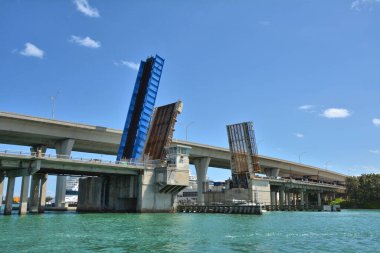 Miami, Florida limanındaki Bascule Köprüsü, ABD.