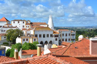 Sintra Ulusal Sarayı ve Sintra, Portekiz 'deki eski şehir çatısı manzarası.