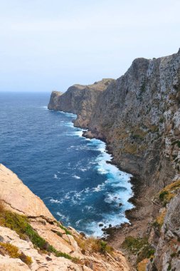 Cap de Formentor kayalıkları ve Mayorka adasındaki deniz manzarası, İspanya.