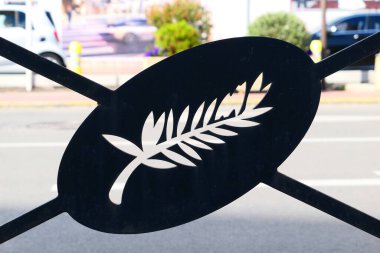 Fransa 'nın Cannes şehrinde, Fransız Rivierasında çitteki altın palmiye sembolü..