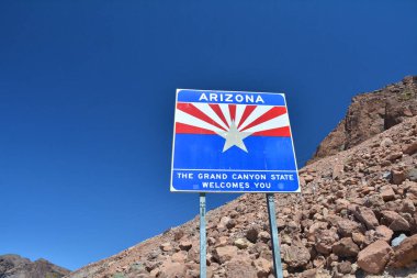 Hoover Barajı bölgesinde Arizona hoş geldin tabelası. ABD seyahati.