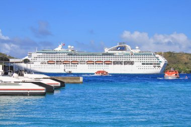 Vaitape, Bora Bora, Fransız Polinezyası - SEPTEMBER 28, 2012: Şafak Prensesi, Bora Bora adası tarafından denize demir atılan Princes Cruises yolcu gemisi.
