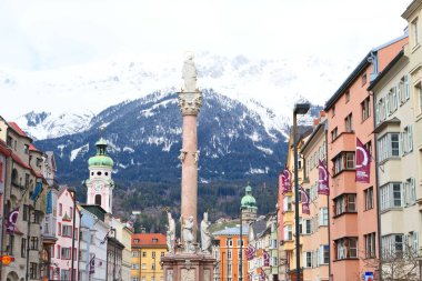 Innsbruck, Avusturya - 13 Mart 2019: Tyrol Alplerindeki eski Innsbruck kasabası, Avrupa.
