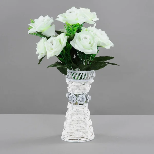 Tabell lampa bukett blommor — Stockfoto